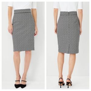 Ann Taylor 00P Petite Dotted Hexagon Piped Pencil Skirt Black  White